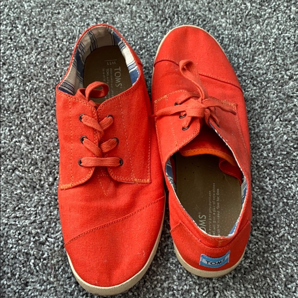 Tie up TOMS shoes